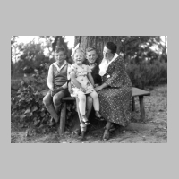 104-0120 Ripkeim - Frau Gertrud Doehn mit ihren Kindern unter dem Lindenbaum.jpg